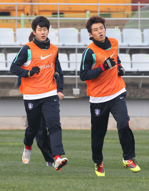 축구대표팀이 21일 오후 제주도 서귀포시민구장에서 훈련을 한 가운데 처음 합류한 손흥민이 구자철과 함께 몸을 풀고 있다.