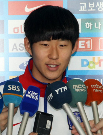 51년 만에 아시안컵 축구대회 우승에 도전하는 축구대표팀 손흥민이 26일 오후 전지훈련지인 아랍에미리트(UAE)로 출국하기 앞서 기자들의 질문에 답하고 있다. 대표팀은 내년 1월 6일 아시안컵이 치러질 카타르 도하에 입성할 예정이다.