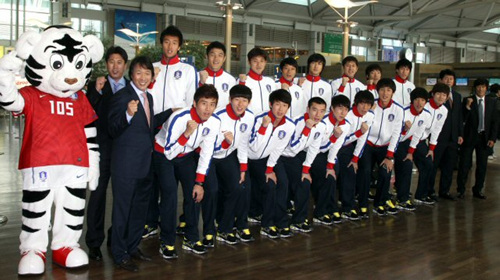 51년 만에 아시안컵 축구대회 우승에 도전하는 조광래호가 26일 오후 인천공항을 출국하기 앞서 파이팅을 외치며 선전을 다짐하고 있다.