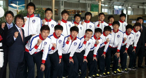 51년 만에 아시안컵 축구대회 우승에 도전하는 조광래호가 26일 오후 인천공항을 출국하기 앞서 파이팅을 외치며 선전을 다짐하고 있다.