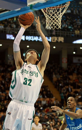 29일 오후 서울 송파구 잠실동 잠실실내체육관에서 펼쳐진 2010-2011 현대모비스 프로농구 삼성-동부 경기에서 동부 김주성이 슛을 쏘고 있다.