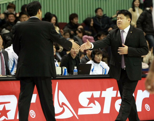 29일 오후 서울 송파구 잠실동 잠실실내체육관에서 펼쳐진 2010-2011 현대모비스 프로농구 삼성-동부 경기에서 86-84 승리를 거둔 동부의 강동희 감독이 상대 안준호 감독과 악수하고 있다.