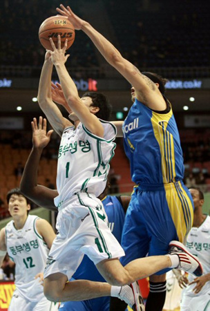 29일 오후 서울 송파구 잠실동 잠실실내체육관에서 펼쳐진 2010-2011 현대모비스 프로농구 삼성-동부 경기에서 삼성 이승준이 동부 황진원의 슛을 블로킹하고 있다.