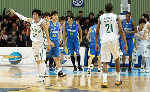 29일 오후 서울 송파구 잠실동 잠실실내체육관에서 펼쳐진 2010-2011 현대모비스 프로농구 삼성-동부 경기에서 동부 박지현이 중거리슛을 성공시킨 뒤 환호하고 있다.