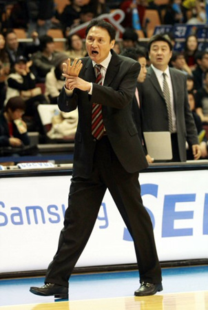 29일 오후 서울 송파구 잠실동 잠실실내체육관에서 펼쳐진 2010-2011 현대모비스 프로농구 삼성-동부 경기에서 삼성 안준호 감독이 심판 판정에 항의하고 있다.