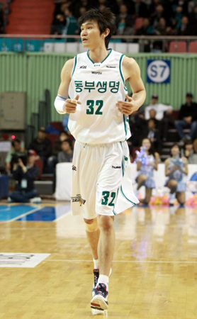 29일 오후 서울 송파구 잠실동 잠실실내체육관에서 펼쳐진 2010-2011 현대모비스 프로농구 삼성-동부 경기에서 동부 김주성이 코트를 거닐고 있다.