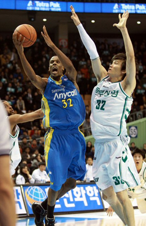 29일 오후 서울 송파구 잠실동 잠실실내체육관에서 펼쳐진 2010-2011 현대모비스 프로농구 삼성-동부 경기에서 삼성 헤인즈가 동부 김주성의 수비를 제치고 슛하고 있다. 86-84 동부 승리.
