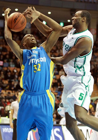 29일 오후 서울 송파구 잠실동 잠실실내체육관에서 펼쳐진 2010-2011 현대모비스 프로농구 삼성-동부 경기에서 삼성 헤인즈와 동부 벤슨이 공을 다투고 있다.