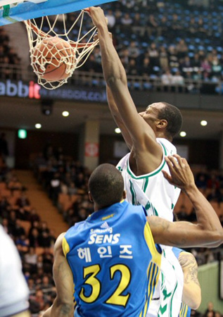 29일 오후 서울 송파구 잠실동 잠실실내체육관에서 펼쳐진 2010-2011 현대모비스 프로농구 삼성-동부 경기에서 동부 로드 벤슨이 시원한 덩크슛을 성공시키고 있다.