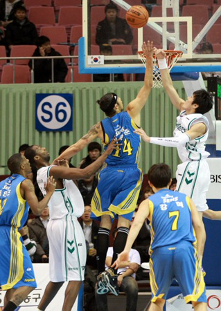 29일 오후 서울 송파구 잠실동 잠실실내체육관에서 펼쳐진 2010-2011 현대모비스 프로농구 삼성-동부 경기에서 삼성 이승준의 슛이 동부 윤호영의 수비에 막히고 있다.