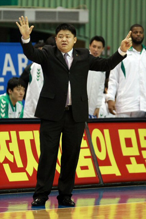 29일 오후 서울 송파구 잠실동 잠실실내체육관에서 펼쳐진 2010-2011 현대모비스 프로농구 삼성-동부 경기에서 동부 강동희 감독이 여유롭게 경기를 지켜보고 있다.