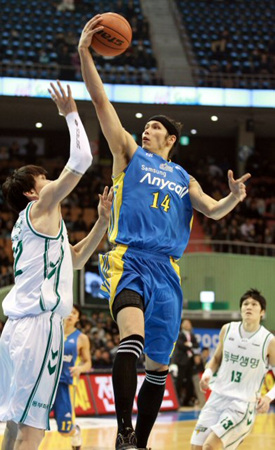 29일 오후 서울 송파구 잠실동 잠실실내체육관에서 펼쳐진 2010-2011 현대모비스 프로농구 삼성-동부 경기에서 삼성 이승준이 멋진 포즈를 슛을 날리고 있다.