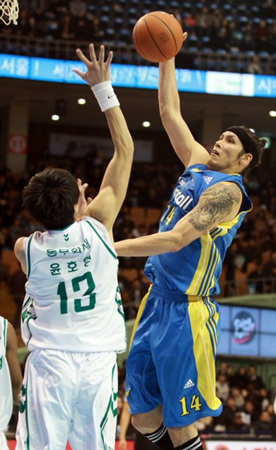 9일 오후 서울 송파구 잠실동 잠실실내체육관에서 펼쳐진 2010-2011 현대모비스 프로농구 삼성-동부 경기에서 삼성 이승준이 상대 수비를 앞에 두고 슛을 하고 있다.