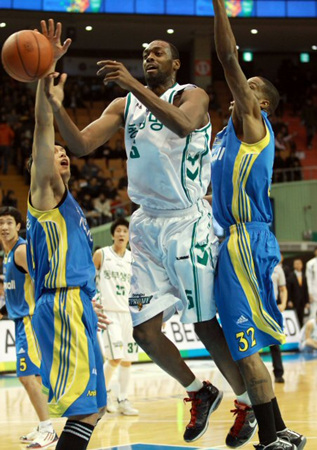29일 오후 서울 송파구 잠실동 잠실실내체육관에서 펼쳐진 2010-2011 현대모비스 프로농구 삼성-동부 경기에서 동부 벤슨이 삼성 수비에 가로막혀 공을 놓치고 있다.