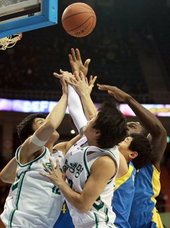 29일 오후 서울 송파구 잠실동 잠실실내체육관에서 펼쳐진 2010-2011 현대모비스 프로농구 삼성-동부 경기에서 선수들이 한데 엉켜 공을 다투고 있다.