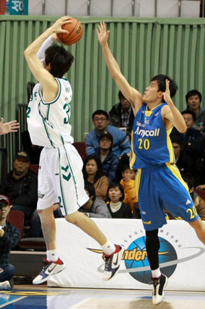 29일 오후 서울 송파구 잠실동 잠실실내체육관에서 펼쳐진 2010-2011 현대모비스 프로농구 삼성-동부 경기에서 삼성 차재영이 동부 김주성의 슛을 블로킹하고 있다.