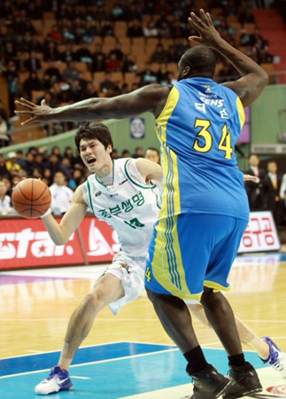 29일 오후 서울 송파구 잠실동 잠실실내체육관에서 펼쳐진 2010-2011 현대모비스 프로농구 삼성-동부 경기에서 동부 윤호영이 삼성 딕슨에 막혀 공을 돌리고 있다.