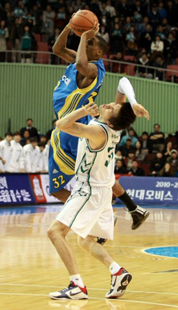 29일 오후 서울 송파구 잠실동 잠실실내체육관에서 펼쳐진 2010-2011 현대모비스 프로농구 삼성-동부 경기에서 삼성 헤인즈가 동부 김주성을 앞에두고 무리한 3점슛을 시도하고 있다. 86-84 동부 승리.