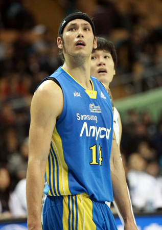29일 오후 서울 송파구 잠실동 잠실실내체육관에서 펼쳐진 2010-2011 현대모비스 프로농구 삼성-동부 경기에서 삼성 이승준이 경기 도중 골대를 바라보고 있다.