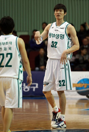 29일 오후 서울 송파구 잠실동 잠실실내체육관에서 펼쳐진 2010-2011 현대모비스 프로농구 삼성-동부 경기에서 동부 김주성이 동료 안재욱에게 조언하고 있다.