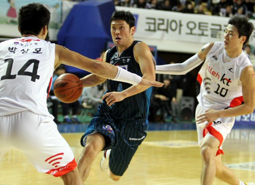 29일 전북 전주실내체육관에서 열린 프로농구 전주 KCC와 부산 KT의 경기에서 KCC 추승균이 드리블하고 있다.
