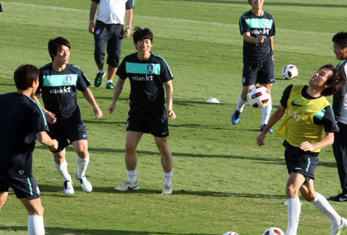29일 아랍에미리트연합 아부다비 바니야스클럽 경기장에서 대한민국 축구 대표팀 선수들이 시리아를 상대로 한 평가전에 대비해 훈련을 하고 있다.