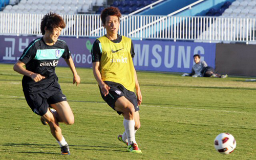 29일 아랍에미리트연합 아부다비 바니야스클럽 경기장에서 대한민국 축구 대표팀 이청용(왼쪽), 구자철이 시리아를 상대로 한 평가전에 대비해 훈련을 하고 있다.