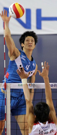 30일 천안 유관순체육관에서 열린 남자프로배구 현대캐피탈과 KEPCO45의 경기. 현대 문성민이 강 스파이크를 날리고 있다.