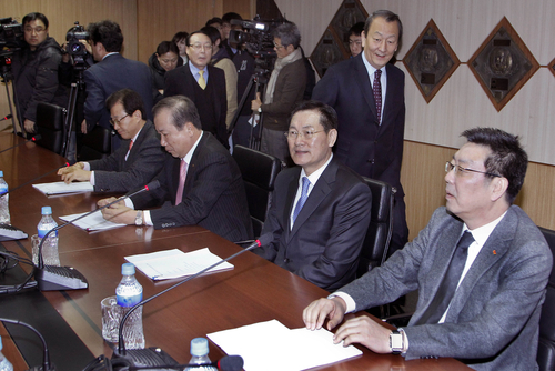 11일 오전 서울 강남구 도곡동 야구회관에서  열린 KBO 이사회에서 유영구 총재가 회의장으로 들어서고 있다. 8개 구단 사장단이 참석한 가운데 열린 이날 이사회에서는 9구단 승인 여부 등을 논의한다.