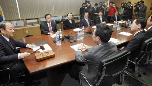 11일 오전 서울 강남구 도곡동 야구회관에서  열린 KBO 이사회에서 유영구 총재가 회의를 주재하고 있다. 8개 구단 사장단이 참석한 가운데 열린 이날 이사회에서는 9구단 승인 여부 등을 논의한다.