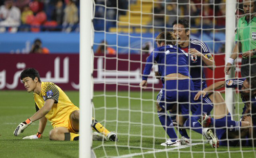 25일(한국시간) 카타르 알 가라파 스타디움에서 열린 2011 아시아축구연맹(AFC) 아시안컵 4강 대한민국-일본 경기, 한국 정성룡 골키퍼가 연장 전반 페널티킥을 선방했지만 일본 호소가이 하지메가 흘러나온 공을 역전골을 연결하자 아쉬워 하고 있다.
