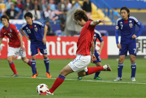 25일(한국시간) 카타르 알 가라파 스타디움에서 열린 2011 아시아축구연맹(AFC) 아시안컵 4강 대한민국-일본 경기, 한국 기성용이 페널티킥으로 선제골을 터뜨리고 있다.