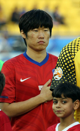 25일(한국시간) 카타르 알 가라파 스타디움에서 열린 2011 아시아축구연맹(AFC) 아시안컵 4강 대한민국-일본 경기, 한국 주장 박지성이 자신의 100번째 A매치에 출전해 국기에 대한 경례를 하고 있다. 2000년 4월5일 서울 동대문구장에서 열린 라오스와 아시안컵 1차 예선에서 첫 A매치를 치렀던 박지성은 지금까지 99경기에서 13골을 터뜨렸으며 이날 100번째 A매치 경기에 출전해 ‘센추리클럽’에 가입했다.