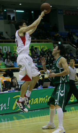 26일 오후 원주 치악체육관에서 열린 2010-2011 프로농구 원주 동부-서울 SK 경기, SK 김효범이 상대 수비 위래 패스를 하고 있다.