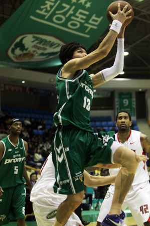 26일 오후 원주 치악체육관에서 열린 2010-2011 프로농구 원주 동부-서울 SK 경기, 동부 윤호영이 상대 수비를 피해 슛을 하고 있다.