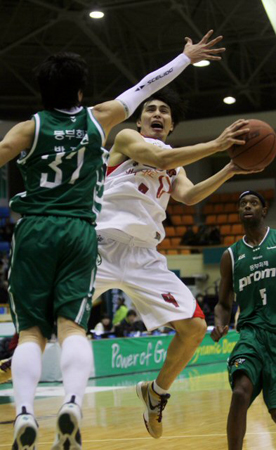26일 오후 원주 치악체육관에서 열린 2010-2011 프로농구 원주 동부-서울 SK 경기, SK 주희정이 상대 수비를 피해 공격을 시도하고 있다.