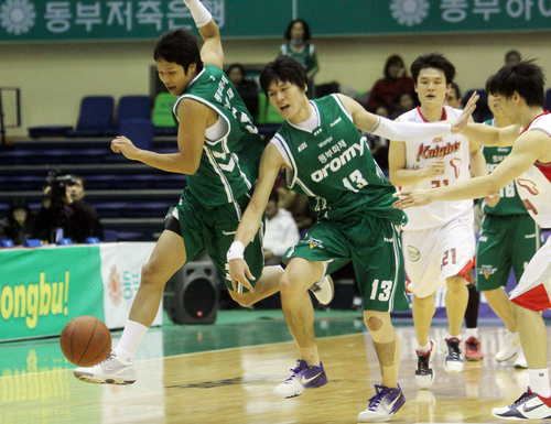 26일 오후 원주 치악체육관에서 열린 2010-2011 프로농구 원주 동부-서울 SK 경기, 동부 윤호영(가운데)이 드리블을 하다 상대 반칙으로 공을 놓치고 있다.