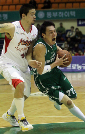 26일 오후 원주 치악체육관에서 열린 2010-2011 프로농구 원주 동부-서울 SK 경기, 동부 진경석(오른쪽)이 상대 수비를 피해 드리블 하고 있다.
