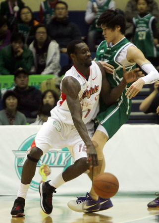 26일 오후 원주 치악체육관에서 열린 2010-2011 프로농구 원주 동부-서울 SK 경기, SK 레더(왼쪽)가 동부 윤호영의 수비를 앞에 두고 드리블을 하고 있다.