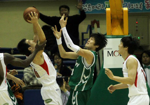 26일 오후 원주 치악체육관에서 열린 2010-2011 프로농구 원주 동부-서울 SK 경기, SK 변기훈(왼쪽)이 동부 윤호영의 수비를 앞에 두고 슛을 시도하고 있다.