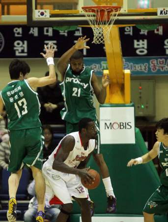 26일 오후 원주 치악체육관에서 열린 2010-2011 프로농구 원주 동부-서울 SK 경기, SK 레더가 슛 동작으로 상대 수비를 제치고 있다.