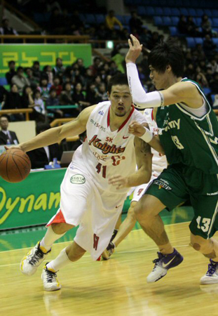 26일 오후 원주 치악체육관에서 열린 2010-2011 프로농구 원주 동부-서울 SK 경기, SK 김민수(왼쪽)가 상대 수비를 피해 드리블을 하고 있다.