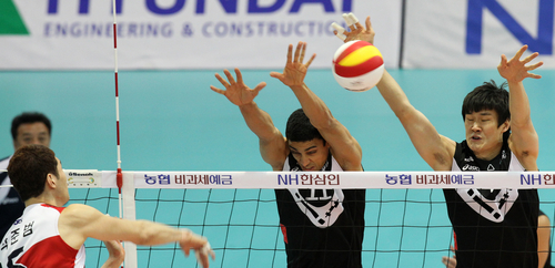 26일 수원실내체육관에서 벌어진 NH 농협 2010-2011 프로배구 V리그 남자부 현대캐피탈과 KEPCO45의 경기에서 KEPCO45 박준범(왼쪽)의 스파이크를 현대캐피탈 이선규(오른쪽).소토가 블로킹하고 있다. 현대캐피탈 세트 스코어 3대0 승.