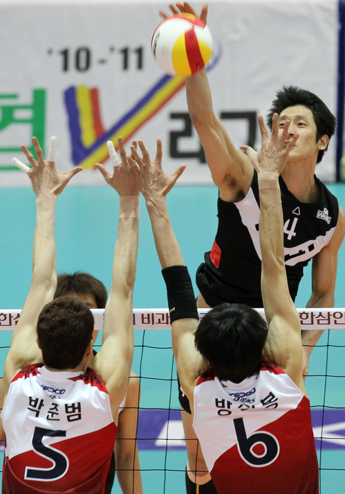 26일 수원실내체육관에서 벌어진 NH 농협 2010-2011 프로배구 V리그 남자부 현대캐피탈과 KEPCO45의 경기에서 현대캐피탈 문성민(뒤) KEPCO45 박준범.방신봉의 블로킹을 앞에 두고 스파이크를 날리고 있다.