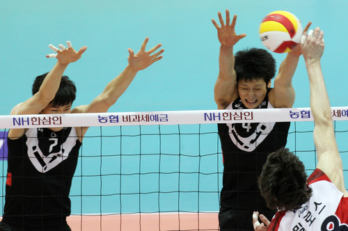 26일 수원실내체육관에서 벌어진 NH 농협 2010-2011 프로배구 V리그 남자부 현대캐피탈과 KEPCO45의 경기에서 KEPCO45 밀로스(앞)의 스파이크를 현대캐피탈 이선규(왼쪽).문성민이 블로킹하고 있다.