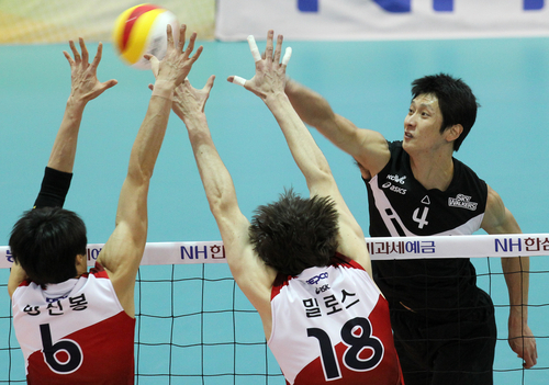 26일 수원실내체육관에서 벌어진 NH 농협 2010-2011 프로배구 V리그 남자부 현대캐피탈과 KEPCO45의 경기에서 현대캐피탈 문성민(뒤) KEPCO45 방신봉.밀로스의 블로킹을 앞에 두고 스파이크를 날리고 있다.
