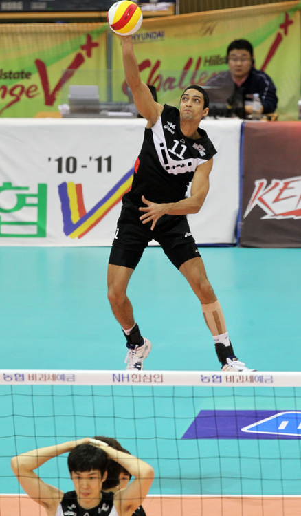 26일 수원실내체육관에서 벌어진 NH 농협 2010-2011 프로배구 V리그 남자부 현대캐피탈과 KEPCO45의 경기에서 현대캐피탈 소토가 강한 서브를 넣는 가운데 같은 팀 동료 이선규가 뒤통수를 감싸 보호하고 있다. 현대캐피탈 세트 스코어 3대0 승.
