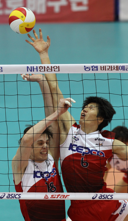 26일 수원실내체육관에서 벌어진 NH 농협 2010-2011 프로배구 V리그 남자부 KEPCO45와 현대캐피탈의 경기에서 KEPCO45 밀로스(왼쪽)와 방신봉이 현대캐피탈에 연타 공격을 허용하고 있다. 현대캐피탈 세트 스코어 3대0 승.