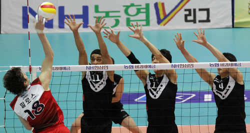 26일 수원실내체육관에서 열린 NH농협 2010-2011 V리그 현대캐피탈과 KEPCO45의 경기에서 현대캐피탈의 문성민,윤봉우,소토(오른쪽부터)가 KEPCO45의 밀로스의 스파이크를 블로킹하고 있다. 현대캐피탈 세트스코어     3:0 승.