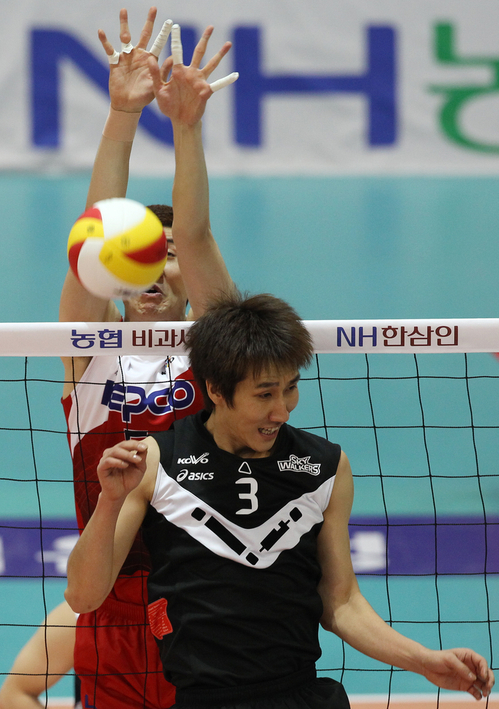 26일 수원실내체육관에서 벌어진 NH 농협 2010-2011 프로배구 V리그 남자부 KEPCO45와 현대캐피탈의 경기에서 현대캐피탈 세터 권영민(앞)이 긴 리시브에 당황하고 있다. 뒤는 KEPCO45 박준범. 현대캐피탈 세트 스코어 3대0 승.